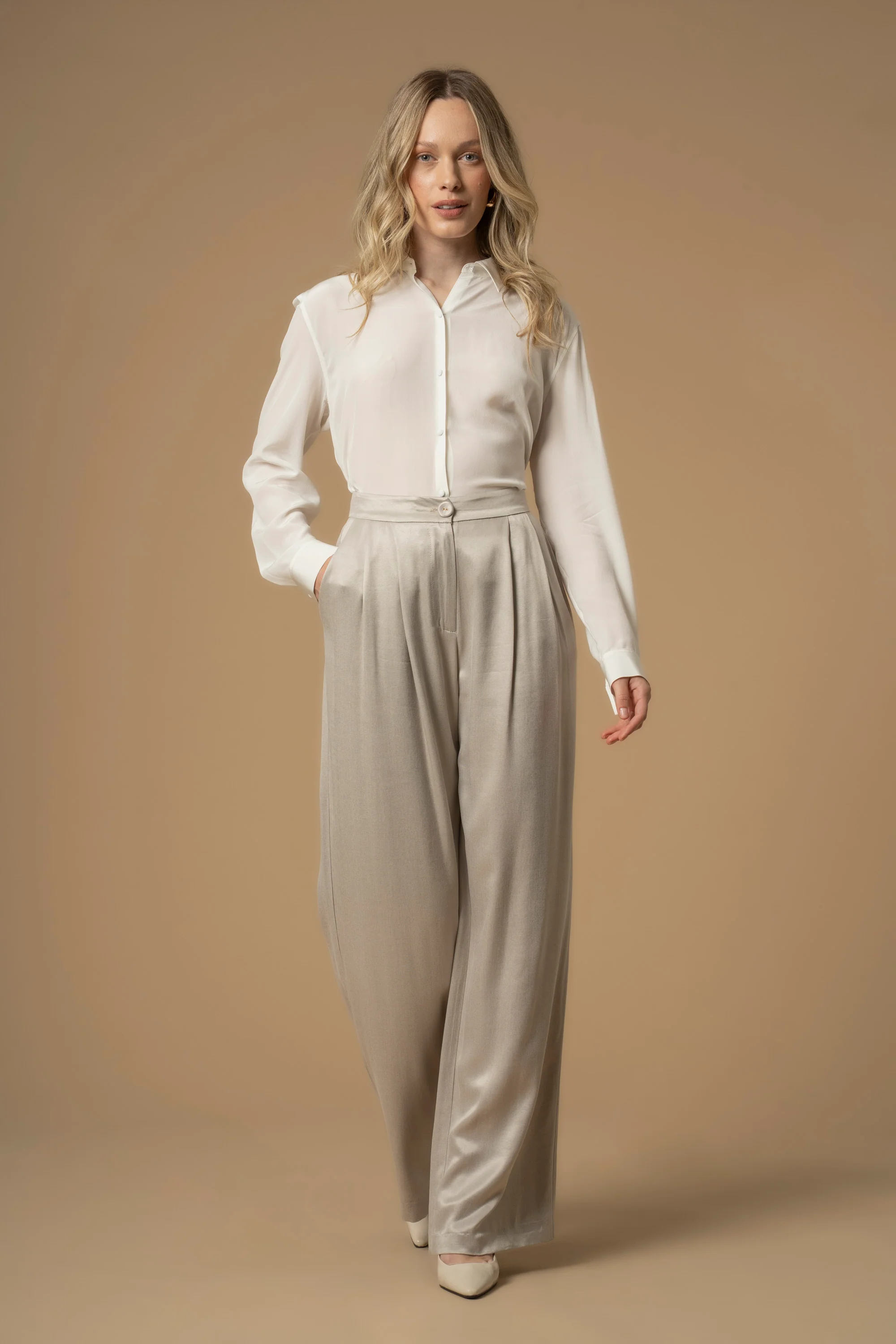 Pantaloni morbidi in tessuto effetto lucido - Pantaloni Dolina - Image 2