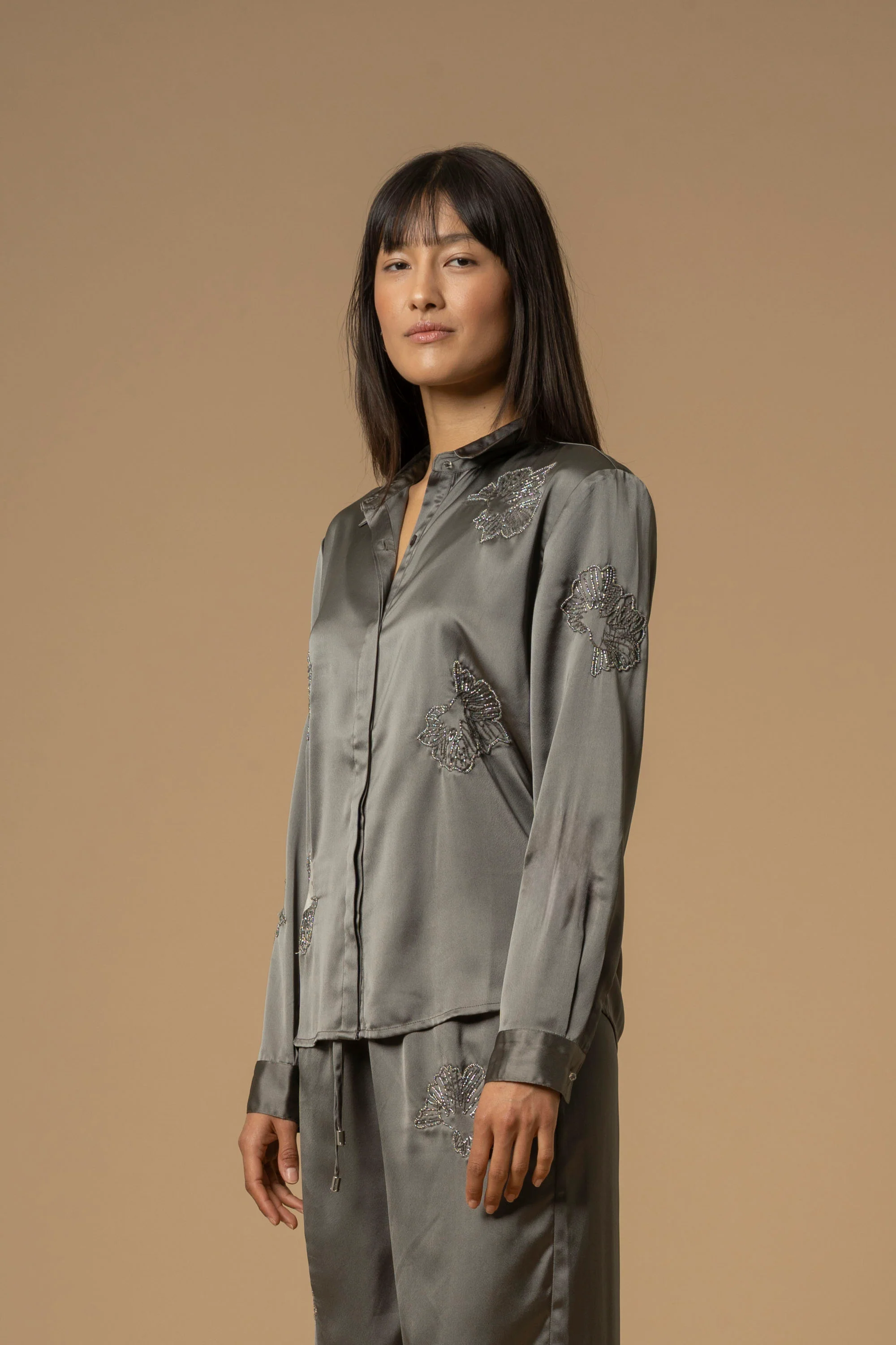 Set pantaloni e camicia con applicazioni - Set Camicia+Pantaloni Carmelita - Image 3