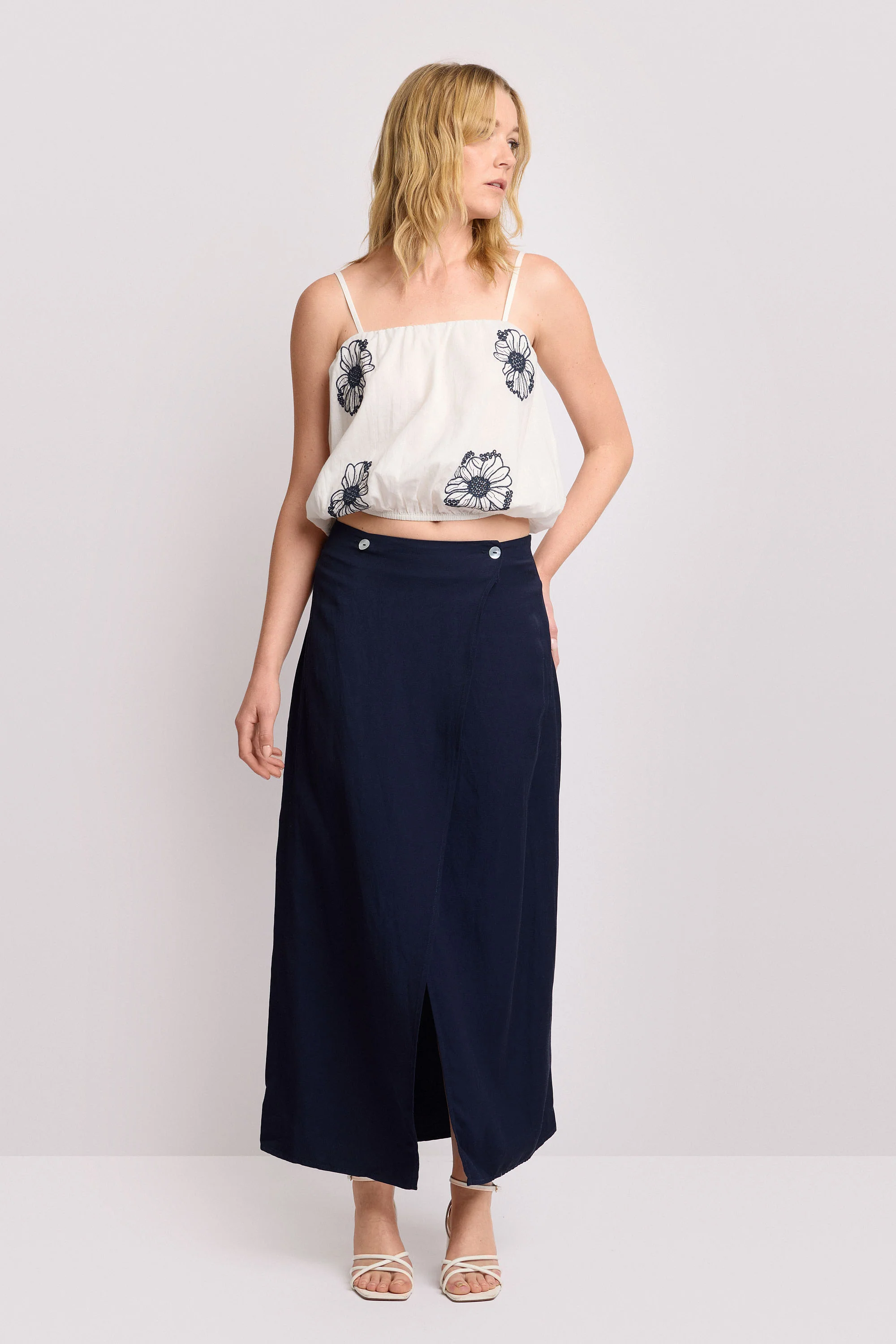 Top cropped con ricami floreali - TOP LIBERA - Image 2