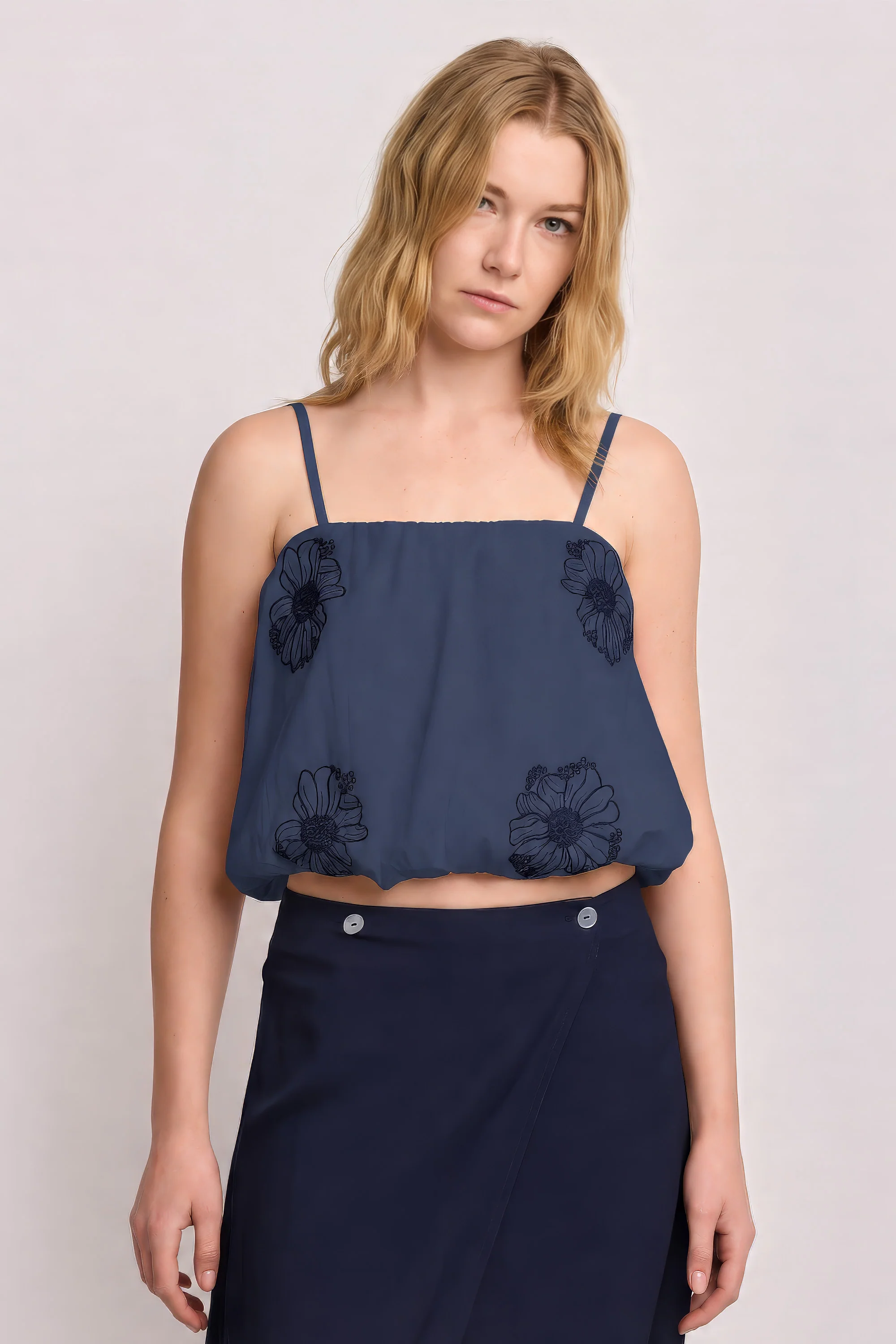 Top cropped con ricami floreali - TOP LIBERA - Image 5