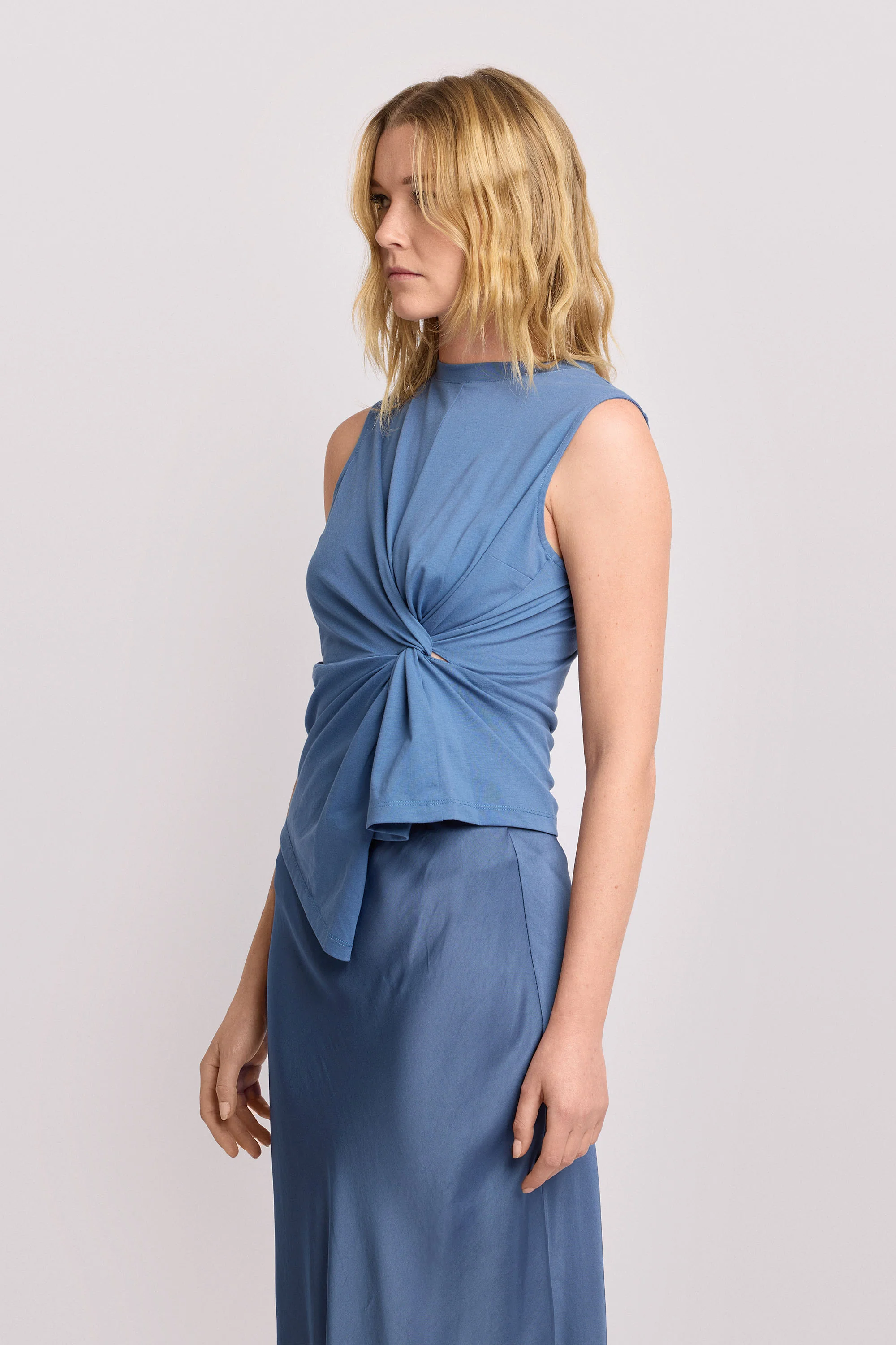 Top senza maniche con drappeggio e nodo - T-SHIRT SM FAUSTINE - Image 4