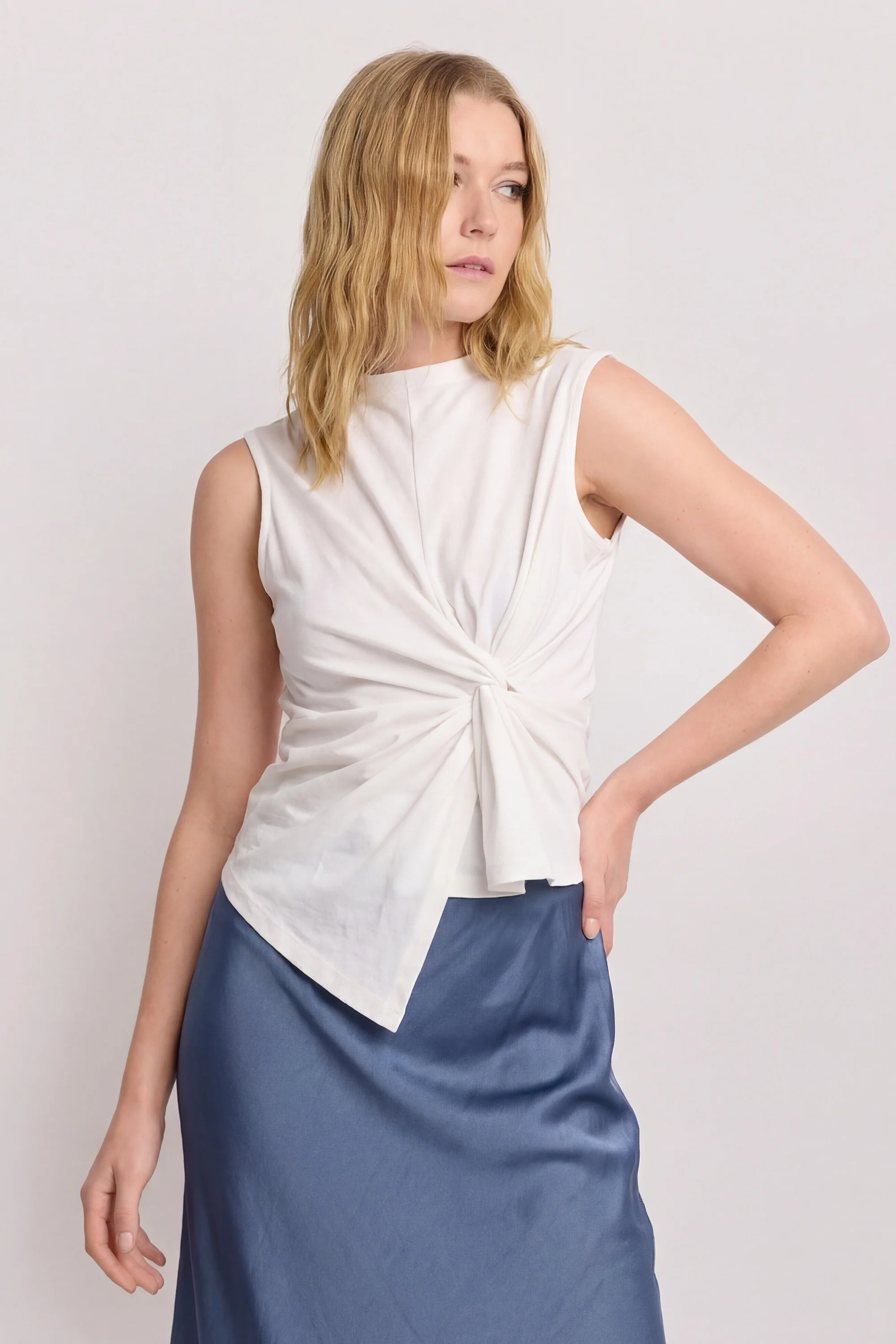 Top senza maniche con drappeggio e nodo - T-SHIRT SM FAUSTINE - Image 5